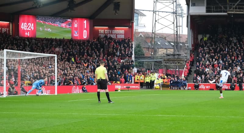 Football. Premier League. Nottingham Forest - Crystal Palace. 26.02.2001