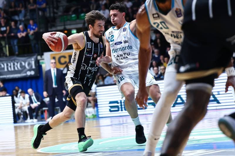 Basketball. LBA Lega Basket Serie A. Acqua S.Bernardo Cantu - Dolomiti Energia Trentino. 15.02.2026