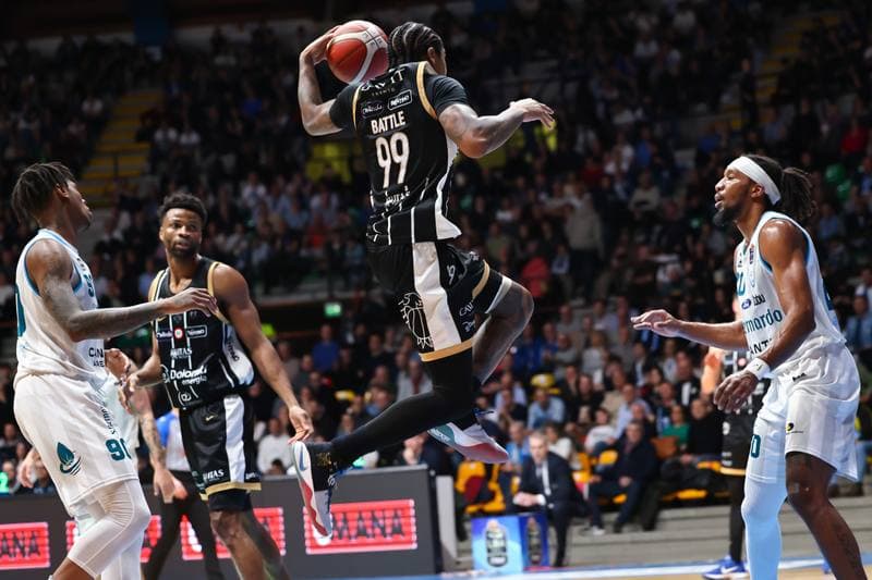 Basketball. LBA Lega Basket Serie A. Acqua S.Bernardo Cantu - Dolomiti Energia Trentino. 15.02.2026