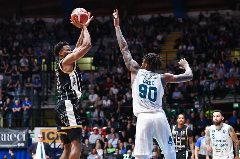 Basketball. LBA Lega Basket Serie A. Acqua S.Bernardo Cantu - Dolomiti Energia Trentino. 15.02.2026
