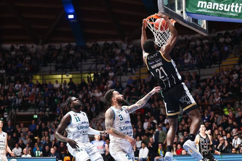 Basketball. LBA Lega Basket Serie A. Acqua S.Bernardo Cantu - Dolomiti Energia Trentino. 15.02.2026