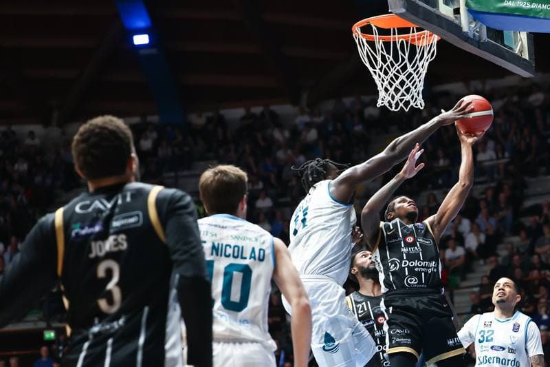 Basketball. LBA Lega Basket Serie A. Acqua S.Bernardo Cantu - Dolomiti Energia Trentino. 15.02.2026