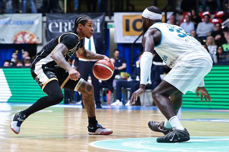 Basketball. LBA Lega Basket Serie A. Acqua S.Bernardo Cantu - Dolomiti Energia Trentino. 15.02.2026