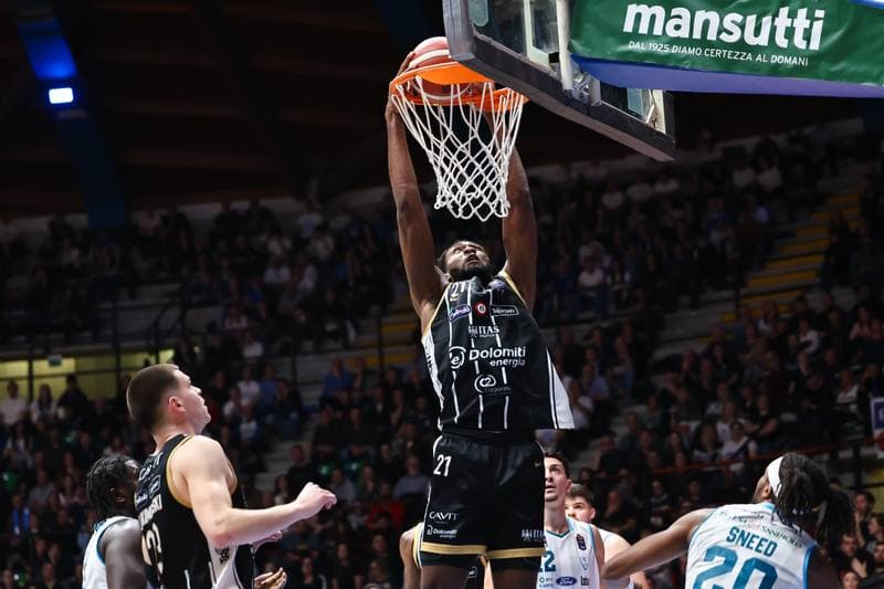 Basketball. LBA Lega Basket Serie A. Acqua S.Bernardo Cantu - Dolomiti Energia Trentino. 15.02.2026