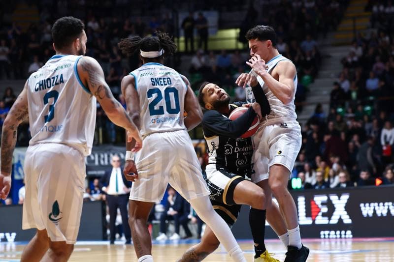Basketball. LBA Lega Basket Serie A. Acqua S.Bernardo Cantu - Dolomiti Energia Trentino. 15.02.2026