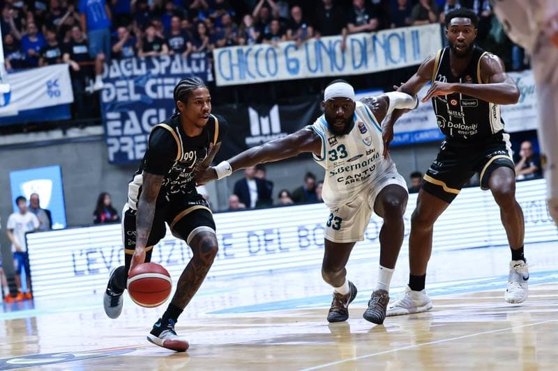 Basketball. LBA Lega Basket Serie A. Acqua S.Bernardo Cantu - Dolomiti Energia Trentino. 15.02.2026