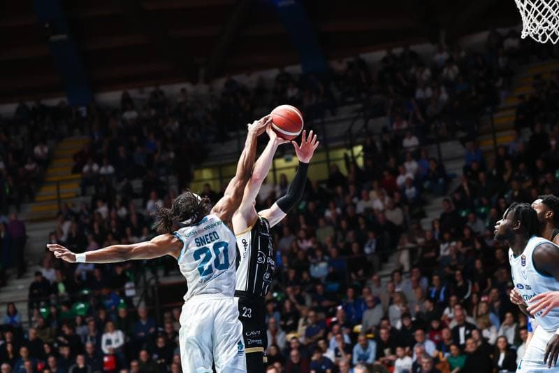 Basketball. LBA Lega Basket Serie A. Acqua S.Bernardo Cantu - Dolomiti Energia Trentino. 15.02.2026