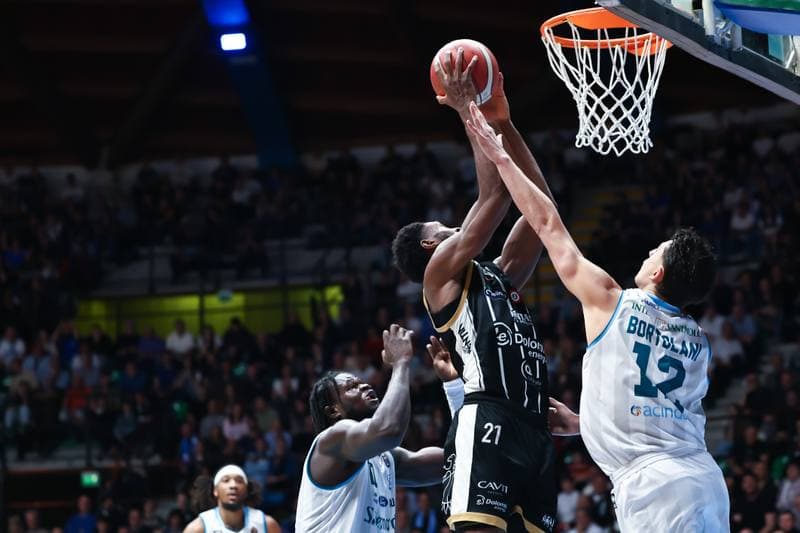 Basketball. LBA Lega Basket Serie A. Acqua S.Bernardo Cantu - Dolomiti Energia Trentino. 15.02.2026