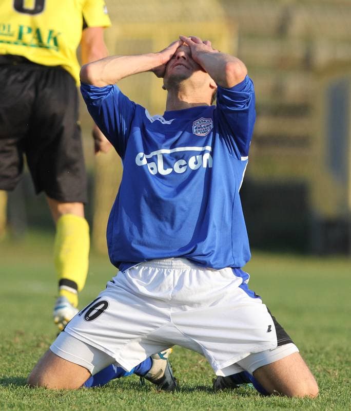 Football. Bytom I liga. Ruch Radzionkow - Dolcan Zabki. 05.11.2011