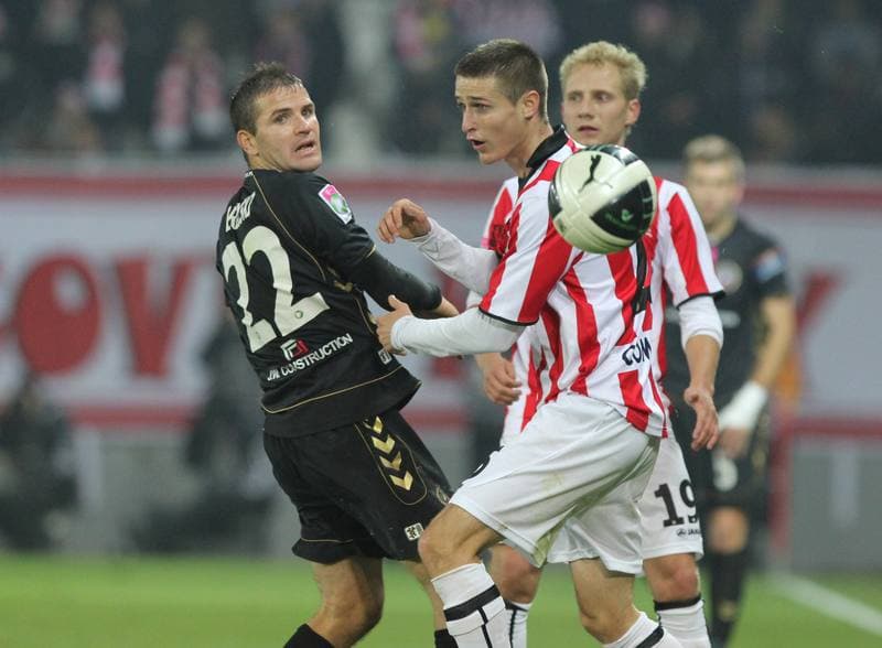 Football. T-Mobile Ekstraklasa. Cracovia Krakow - Polonia Warszawa. 24.10.2011
