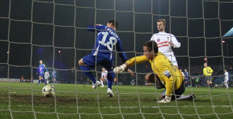 Football. Remes Puchar Polski. Ruch Chorzow - Pogon Szczecin. 06.04.2010