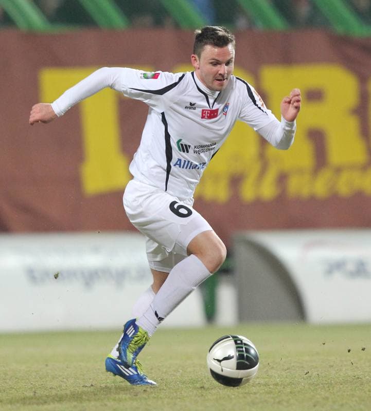 Football. Belchatow Ekstraklasa. GKS Belchatow - Gornik Zabrze. 08.04.2011