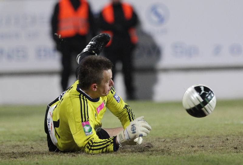 Football. Belchatow Ekstraklasa. GKS Belchatow - Gornik Zabrze. 08.04.2011