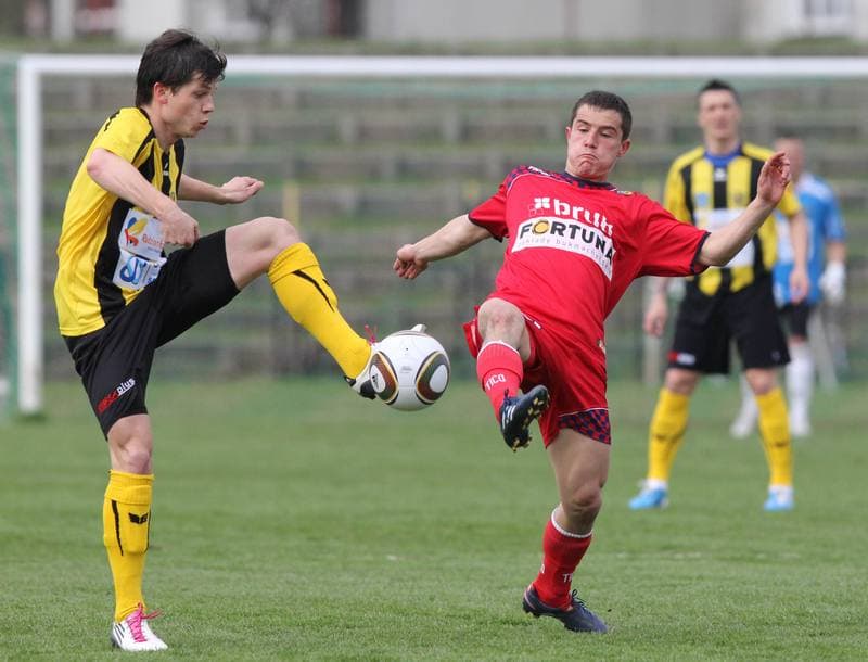 Football. Podbeskidzie Bielsko-Biala. Ruch Radzionkow - Odra Wodzislaw Slaski. 19.04.2011