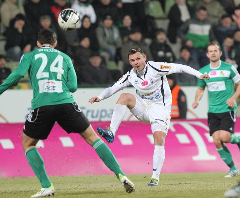 Football. Belchatow Ekstraklasa. GKS Belchatow - Gornik Zabrze. 08.04.2011